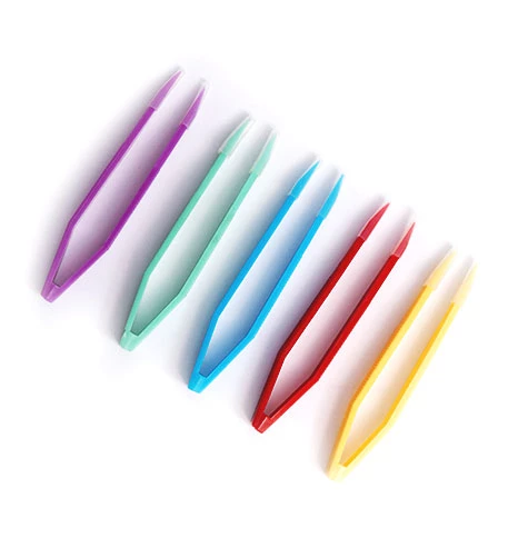 Пинцет 8 см в футляре (цветной)